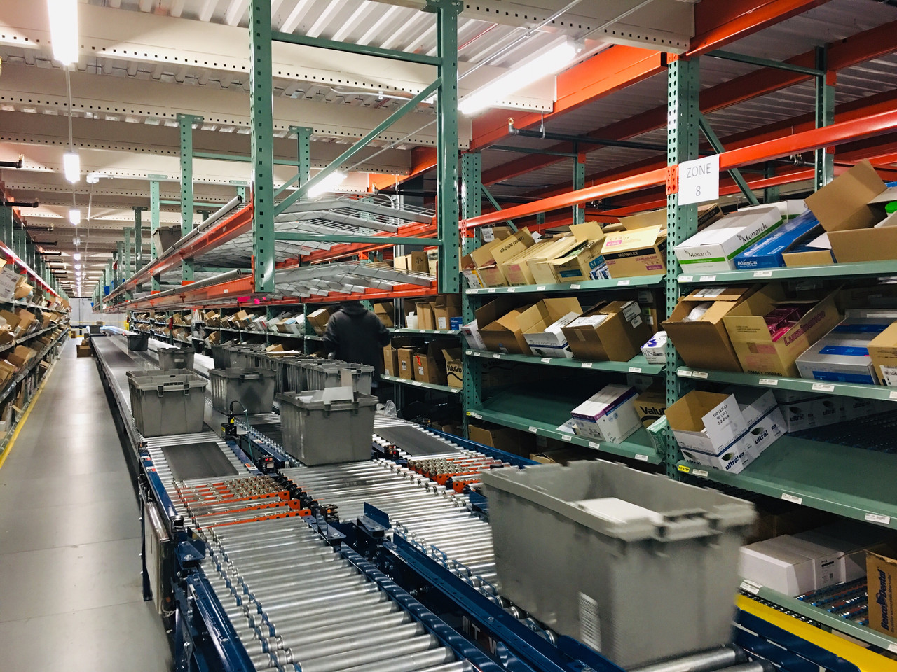 Advanced warehouse automation with conveyor systems